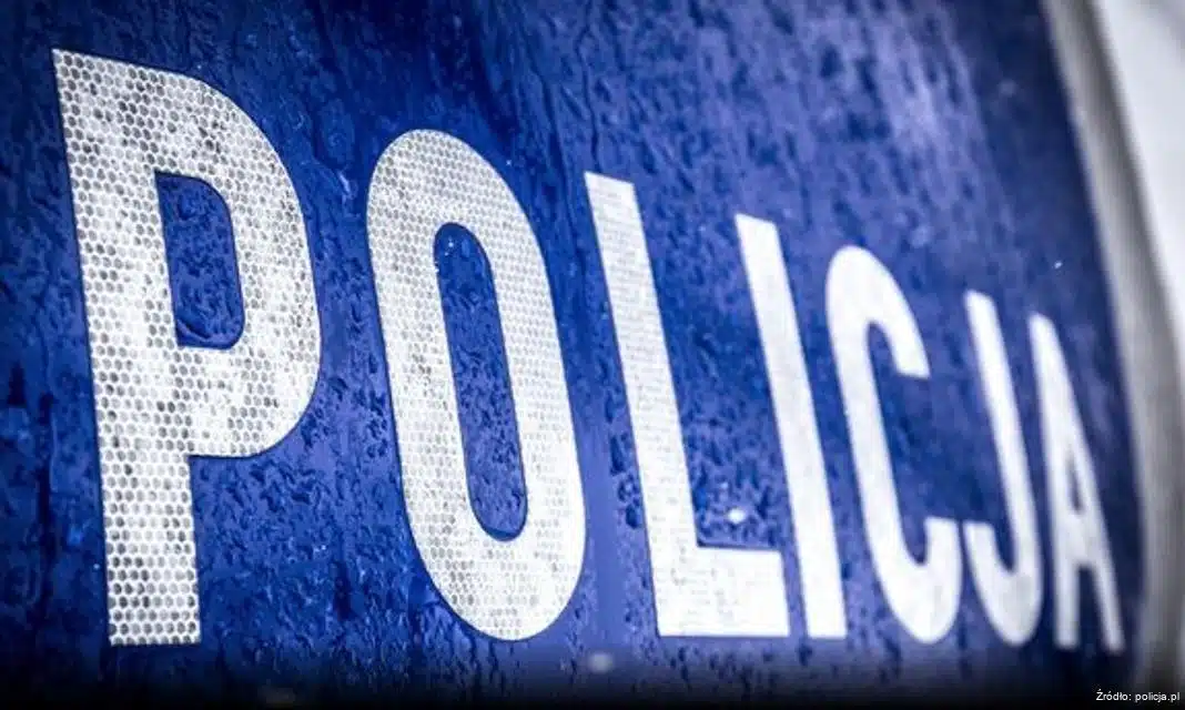 Niebezpieczeństwo na drodze: Zamarznięte szyby pojazdu i jego kierowca ukarany mandatem